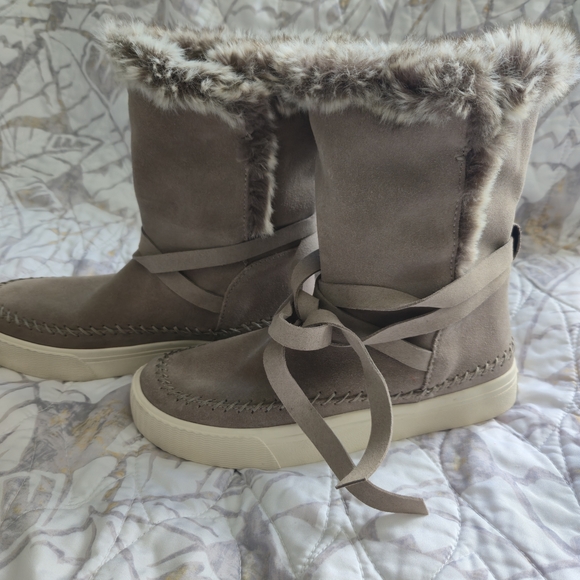 Toms Tan Winter Boots with Faux Fur Trim - Picture 2 of 5